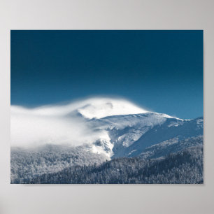 Nebelwolken über dem schneebedeckten Berg Snežnik, Poster