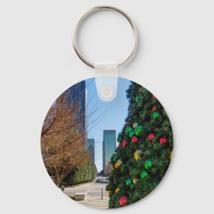 Neben dem Weihnachtsbaum von Dallas Schlüsselanhänger