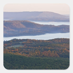Neblige Täler und Herbstlaub in Ozark Quadratischer Aufkleber