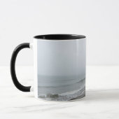 Nebliger Strand von Scarborough Tasse (Links)