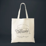 Nebraska Wedding Welcome Tote Bag Tragetasche<br><div class="desc">Diese Nebraska-Tasche ist der ideale Ort,  um Gäste aus der Stadt zu Ihrer Hochzeit zu empfangen! Packen Sie es mit lokalen Goodies für ein extra lustiges Willkommenspaket.</div>