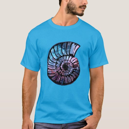 Nebula mit Sternen in einer Nautilus-Muschel T-Shirt (Vorderseite)