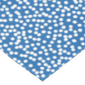 Nebulas Blau mit weißen Schneepunkten Tischdecke (Schrägansicht)