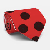 Neck Tie Black Polka-Punkte mit rotem Hintergrund Krawatte (Gerollt)