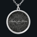 Necklace Black & Silver Rose-Familien sind für imm Versilberte Kette<br><div class="desc">Die in Silver gezeigte Necklace ist mit einem grauen, mehrfarbigen Druck auf schwarzen Hintergrund und dem Text von "Families Are Forever 2018" in extravaganter Schrift von Winter White bedruckt. Passen Sie diese Halskette mit einem speziellen Datum an oder/und wählen Sie Ihren Stil oder ändern Sie die Farben. Oder kaufen Sie...</div>