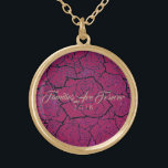 Necklace Pink & Gold Rose-Familien sind für immer Vergoldete Kette<br><div class="desc">Die in Gold gehaltene Necklace mit einem mehrschichtigen Druck in mehreren Rose auf einem tiefrosa Hintergrund und dem Text von "Families Are Forever 2018" in extravaganter Schrift von Taupe. Passen Sie diese Halskette mit einem speziellen Datum an oder/und wählen Sie Ihren Stil oder ändern Sie die Farben. Oder kaufen Sie...</div>