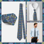 NECKTIE - Farbtöne von blaugrünem Gelb und Violett Krawatte<br><div class="desc">Ein mehrfarbiges Bild in den Farben Blau, Grün, Violett und Gelb ist auf diesem attraktiven Männerschwarm zu sehen (Shirt und Modell sind nicht inbegriffen). Das Bild deckt die gesamte Vorder- und Rückseite der Krawatte ab. Da sie nicht von vorn entfernt oder ersetzt werden kann (siehe HINWEIS unten), kann sie für...</div>