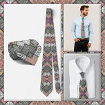 NECKTIE - Graubraun-weiß Mandala-Design Krawatte<br><div class="desc">Ein Bild in Grautönen, Braun, Weiß und mehr wird auf diesem attraktiven Männernaktie gezeigt (Shirt und Modell sind nicht inbegriffen). Das Bild deckt die gesamte Vorder- und Rückseite der Krawatte ab. Da sie nicht von vorn entfernt oder ersetzt werden kann (siehe HINWEIS unten), kann sie aber für ein anderes Aussehen...</div>