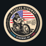 Needles Highway South Dakota Motorrad Magnet<br><div class="desc">Needles Highway in einem Vintagen,  bedrückten Stil Emblem gemacht. Es ist eine landschaftliche Fahrt,  die in Süd-Dakota und neben dem Peter Norbeck Landschaftlich Byway zu finden ist.</div>