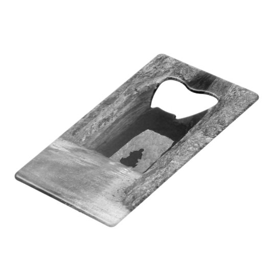 Needles Highway Tunnel Geldbeutel Flaschenöffner (Rückseite Schrägansicht)