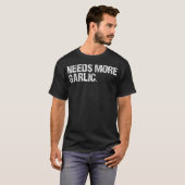Needs More Garlic Gourmet Cooking Seasoning Funny T-Shirt (Vorne ganz)