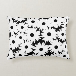 Negative Space Daisies weiß auf schwarz Dekokissen