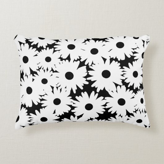 Negative Space Daisies weiß auf schwarz Dekokissen (Vorderseite)
