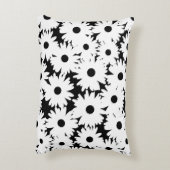 Negative Space Daisies weiß auf schwarz Dekokissen (Rückseite(Vertikal))
