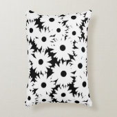 Negative Space Daisies weiß auf schwarz Dekokissen (Vorderseite(Vertikal))