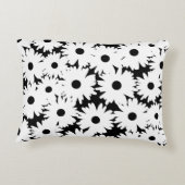 Negative Space Daisies weiß auf schwarz Dekokissen (Rückseite)