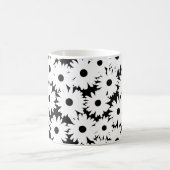 Negative Space Daisies weiß auf schwarz Kaffeetasse (Mittel)