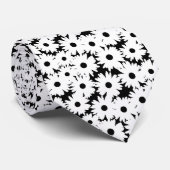 Negative Space Daisies weiß auf schwarz Krawatte (Gerollt)