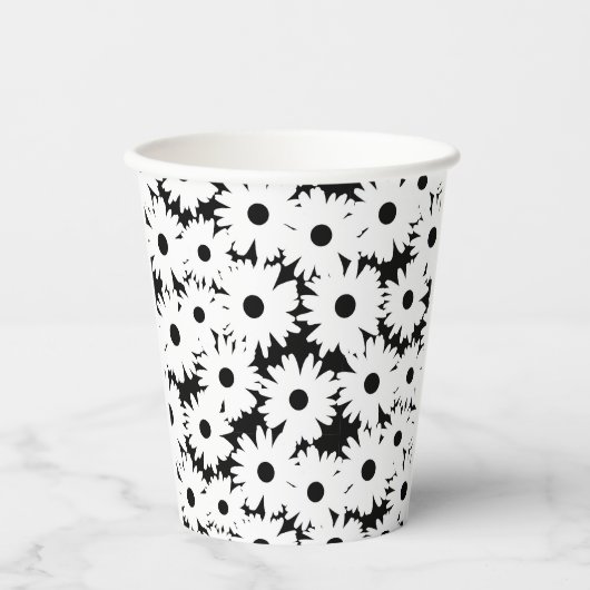 Negative Space Daisies weiß auf schwarz Pappbecher (Vorderseite)