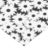 Negative Space Daisies weiß auf schwarz Tischdecke (Schrägansicht)