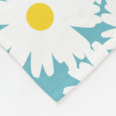 Negative Space Daisies weiß gelb auf blau Fleecedecke (Ecke)