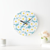 Negative Space Daisies weiß gelb auf blau Große Wanduhr (Zuhause)
