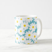 Negative Space Daisies weiß gelb auf blau Kaffeetasse (VorderseiteRechts)