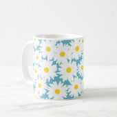 Negative Space Daisies weiß gelb auf blau Kaffeetasse (Vorderseite Links)