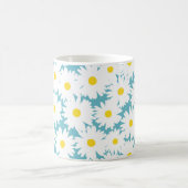 Negative Space Daisies weiß gelb auf blau Kaffeetasse (Mittel)