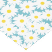 Negative Space Daisies weiß gelb auf blau Tischdecke (Schrägansicht)