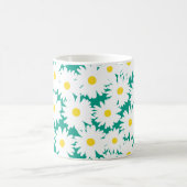 Negative Space Daisies weiß gelb auf grün Kaffeetasse (Mittel)