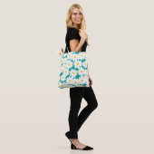Negative Space Daisies weiß gelb auf grün Tasche (Am Model)