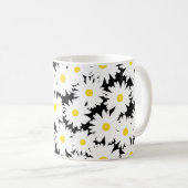 Negative Space Daisies weiß gelb auf schwarz Kaffeetasse (VorderseiteRechts)