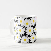 Negative Space Daisies weiß gelb auf schwarz Kaffeetasse (Vorderseite Links)