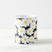 Negative Space Daisies weiß gelb auf schwarz Kaffeetasse (Mittel)