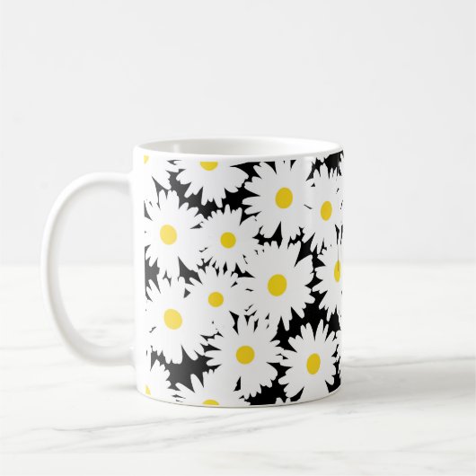 Negative Space Daisies weiß gelb auf schwarz Kaffeetasse (Links)