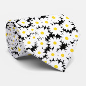 Negative Space Daisies weiß gelb auf schwarz Krawatte (Gerollt)