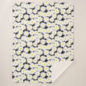 Negative Space Daisies weiß gelb auf schwarz Sherpadecke (Vorderseite)
