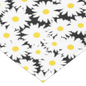 Negative Space Daisies weiß gelb auf schwarz Tischdecke (Schrägansicht)