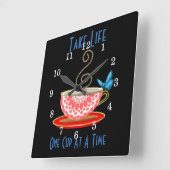 Nehmen Sie das Leben eine Tasse Tee nach der ander Quadratische Wanduhr (Winkel)