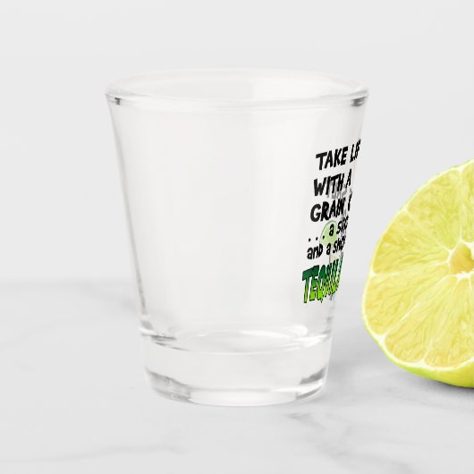 Nehmen Sie das Leben mit Vorbehalt und geschossen Schnapsglas (Links)