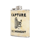 Nehmen Sie den Moment-Vintagen Kamera-Fotografen Flachmann (Links)