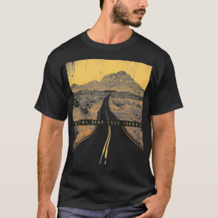 Nehmen Sie die Landschaft auf der Straße mit wenig T-Shirt