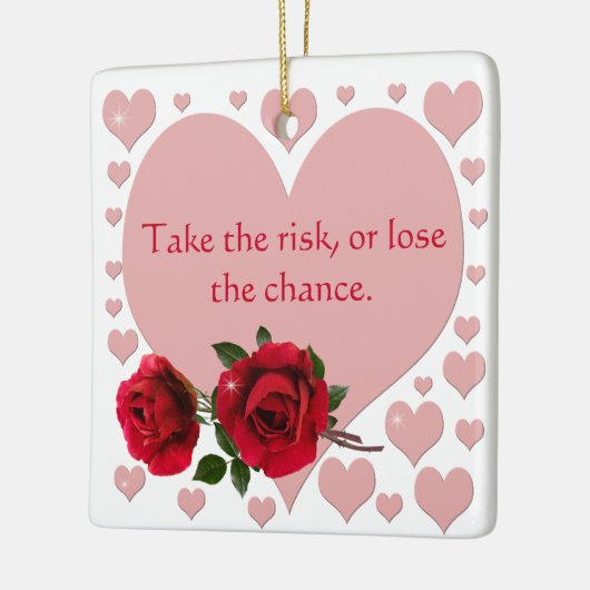 Nehmen Sie die Rote Rosen zum Risikoangebot als ro Keramikornament (Links)