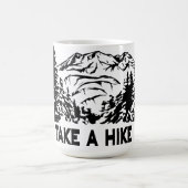 Nehmen Sie eine monochrome Berglandschaft zu Wande Kaffeetasse (Mittel)