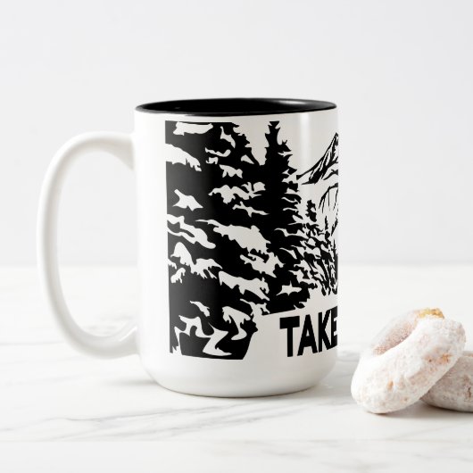 Nehmen Sie eine monochrome Berglandschaft zu Wande Zweifarbige Tasse (Mit Donut)