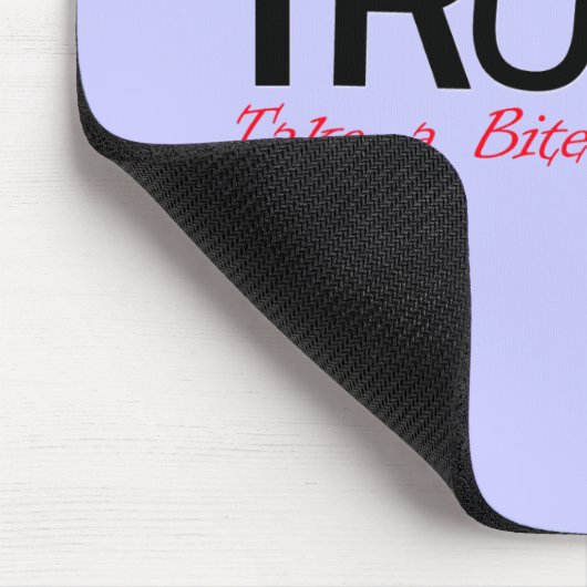 Nehmen Sie einen Biss unten unter Mousepad (Ecke)