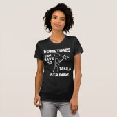 Nehmen Sie einen Stand T-Shirt (Vorne ganz)
