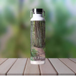 Nehmen Sie einen Waldwanderweg Trinkflasche<br><div class="desc">Behalt dein Getränk heiß oder kalt,  wo immer du hingehst,  mit dieser trendigen,  staubseisolierten Wasserflasche,  die das Foto eines Wanderweges in einem Wald zeigt und einen inspiriere zu "Wandern". Wählen Sie die Größe und Farbe der Wasserflasche aus.</div>