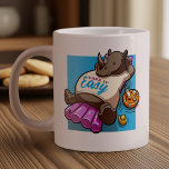 Nehmen Sie es leicht entspannt Rhino Funny Pool Ca Jumbo-Tasse<br><div class="desc">Nehmen Sie sich eine Pause und trinken Sie es bei einem Drink in dieser gigantischen Tasse, mit einem Nashorn auf einer aufblasbaren Matratze oder Lilo; ein Happy Rhinoceros, genießen Sie die Sommersonne und kühlen Sie sich auf einem hellrosa aufblasbaren Pool aus. Fertig zum Party, komplett mit Lieblings-Gummiente und einem erfrischenden...</div>